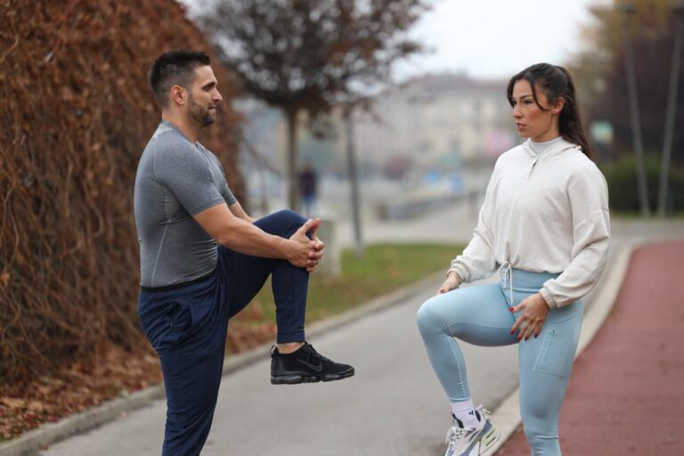 Muškarac i žena vežbaju na otvorenom i pričaju na temu kako smršati.