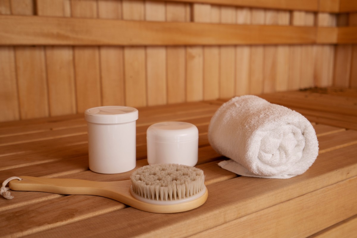 Wellness sauna set – peškir, četka za suvo četkanje i kreme.