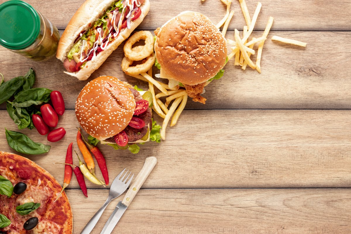 Šta je cheat day na slici – burgeri, pomfrit i pica sa svežim povrćem