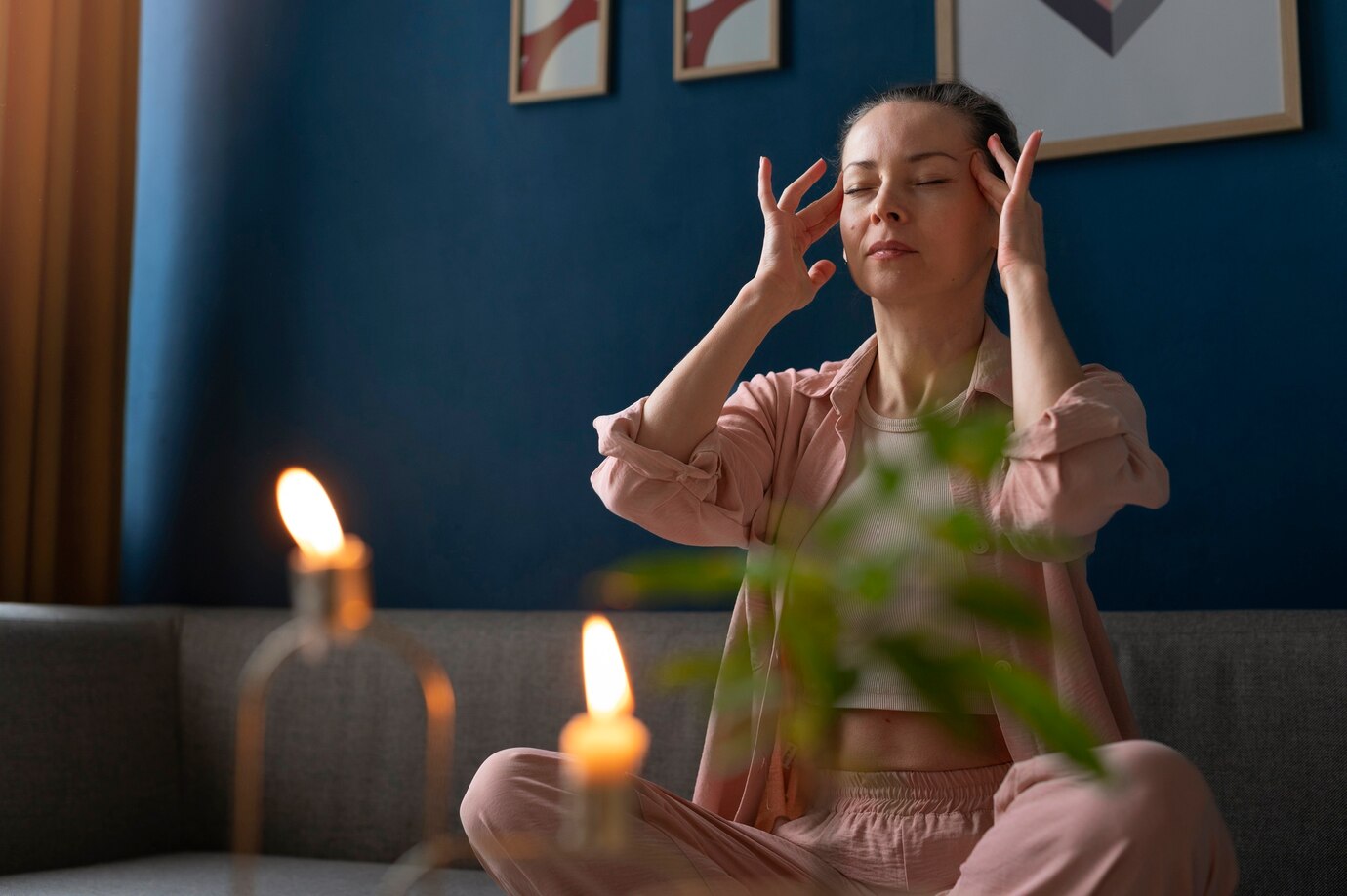 Žena pokušava da smanji stres meditacijom.