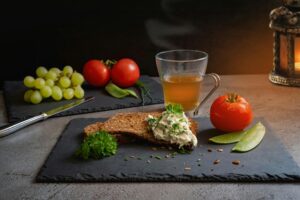 Prikaz kako smanjiti gvožđe u krvi putem čajeva i hrane koja je na slici.