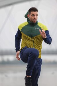 Momak radi HIIT trening na otvorenom.